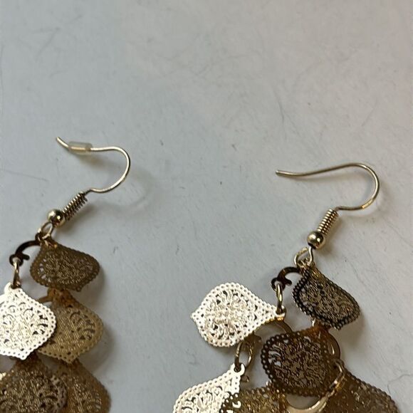 Light gold tone leaf shaped dangle chandelier fashion earrings teardrop - Picture 3 of 4